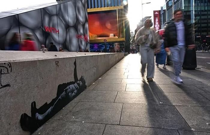Stargazing
      children:
      New
      Banksy
      unveiled
      in
      London
      in
      time
      for
      Christmas