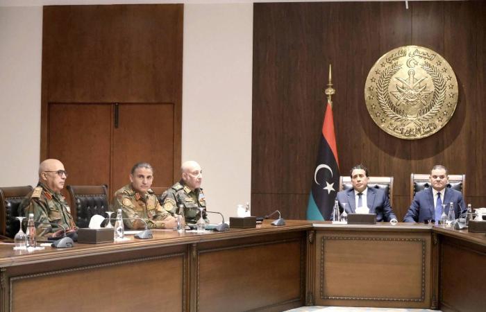 مشاورات
      بين
      الدبيبة
      والمنفي
      لتعيين
      رئيس
      أركان
      جديد
      لجيش
      غرب
      ليبيا