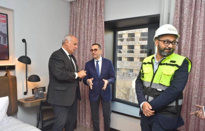 «نوابغ
      العرب»
      تمنح
      المصري
      نبيل
      صيدح
      جائزة
      الطب
      لعام
      2025