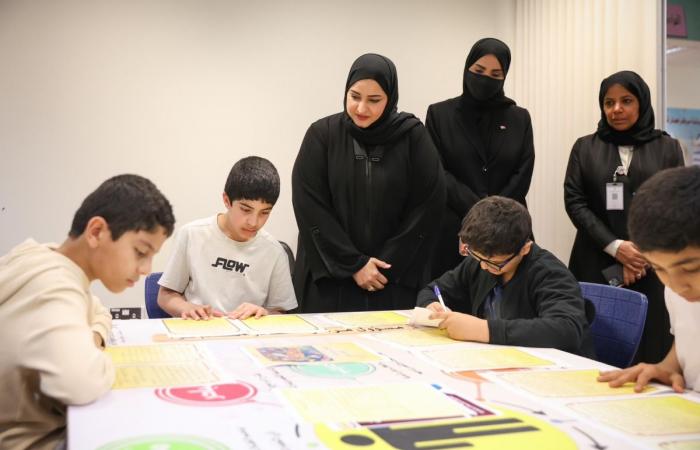 وكيل الوزارة المساعد للشؤون التعليمية تتفقد سير الأنشطة الطلابية في مدرسة سعد بن معاذ