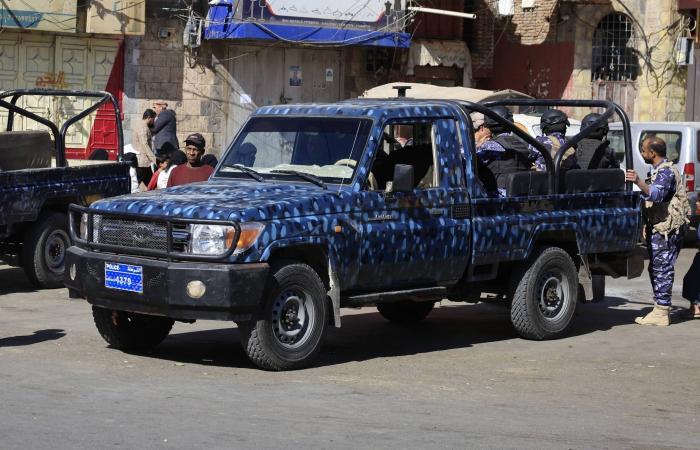 سجون
      الحوثيين...
      تعذيب
      مميت
      ومقابر
      سرية