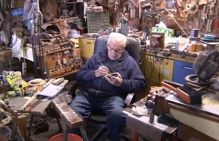 يبلغ من العمر 100 عام ويصنع ألعابًا خشبية يدوية لعيد الميلاد