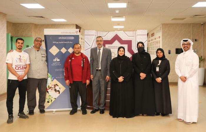 وكيل الوزارة المساعد للشؤون التعليمية تتفقد سير الأنشطة الطلابية في مدرسة سعد بن معاذ