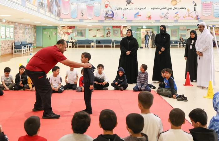 وكيل الوزارة المساعد للشؤون التعليمية تتفقد سير الأنشطة الطلابية في مدرسة سعد بن معاذ