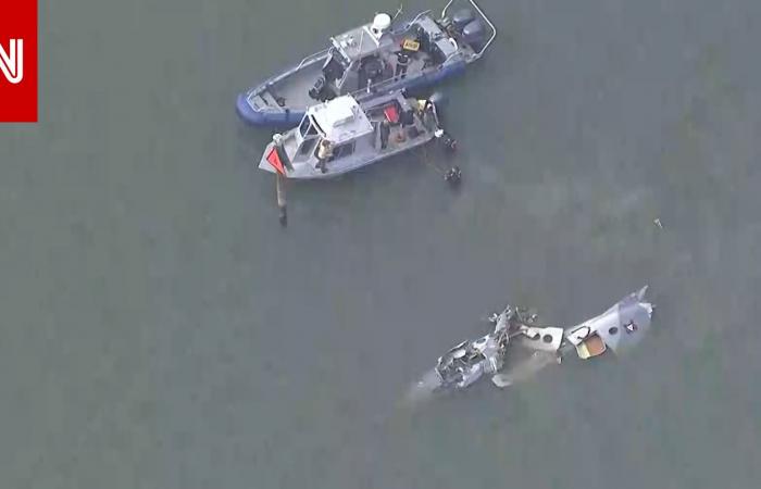 متابعة: شاهد كيف تحاول فرق الإنقاذ استخراج حطام طائرة سقطت في خليج غالفستون