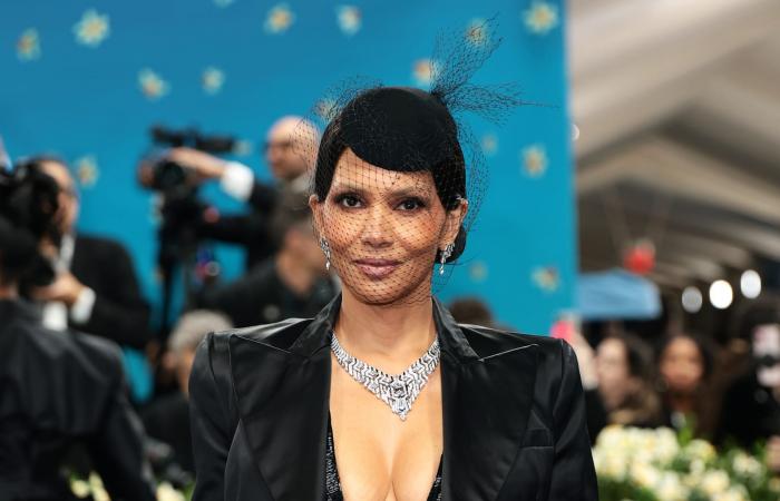 هل 2025 هو عام الفساتين العارية والمكشوفة؟