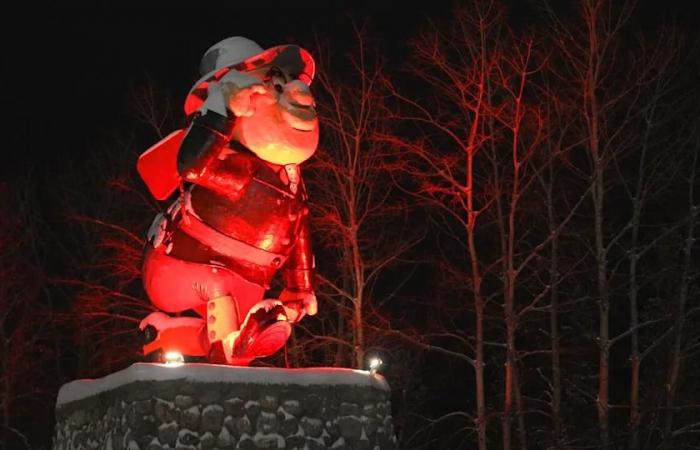 Flin
      Flon
      museum
      dedicates
      Christmas
      light
      display
      to
      memory
      of
      volunteers