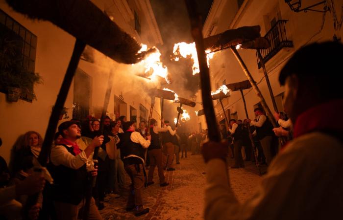 من ارتداء أقنعة مخيفة إلى السباحة في البرد القارس.. إليك بعض من تقاليد عيد الميلاد الغريبة