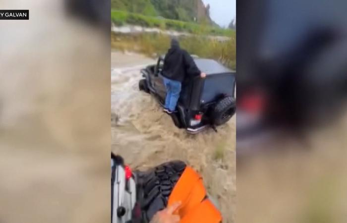 فيضانات مفاجئة تجرف سيارة "جيب" في كاليفورنيا.. شاهد رد فعل سائقها