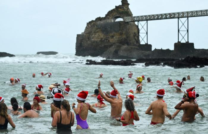 من ارتداء أقنعة مخيفة إلى السباحة في البرد القارس.. إليك بعض من تقاليد عيد الميلاد الغريبة