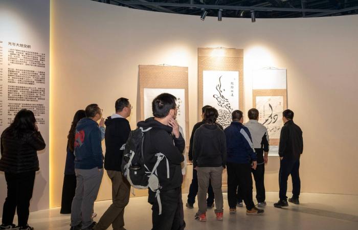 «بين
      ثقافتين»
      يَعبر
      الحدود
      ويبرز
      تنوع
      الثقافتين
      السعودية
      والصينية
      تحت
      سقف
      واحد