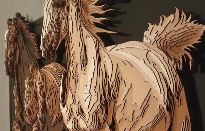 منتظر الحكيم.. فنّان عراقي يحوّل صفحات الكتب إلى لوحات نابضة بالحياة