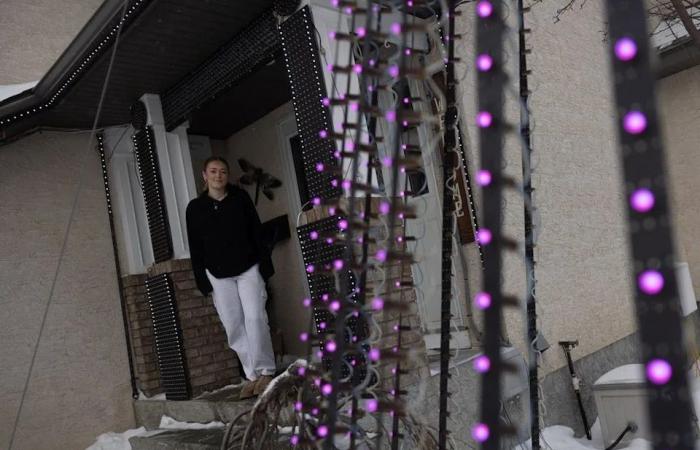 Beloved
      Regina
      Christmas
      light
      show
      to
      shine
      on
      after
      founder's
      sudden
      death