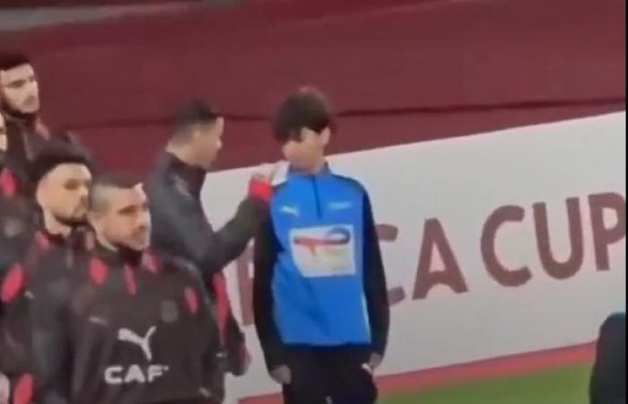 تصرف محمد شحاتة لاعب منتخب مصر مع طفل مغربي يحظى بإشادة الجماهير.. ماذا فعل؟