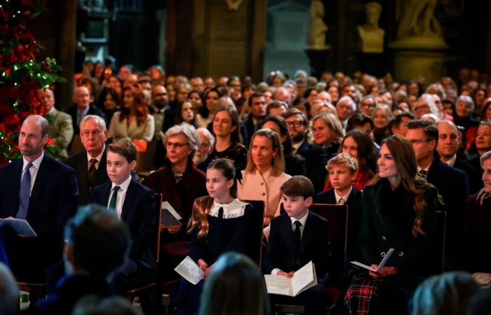 الأميرة كاثرين وابنتها تشارلوت تعزفان على البيانو سويًا في بداية احتفالات ليلة عيد الميلاد السنوية