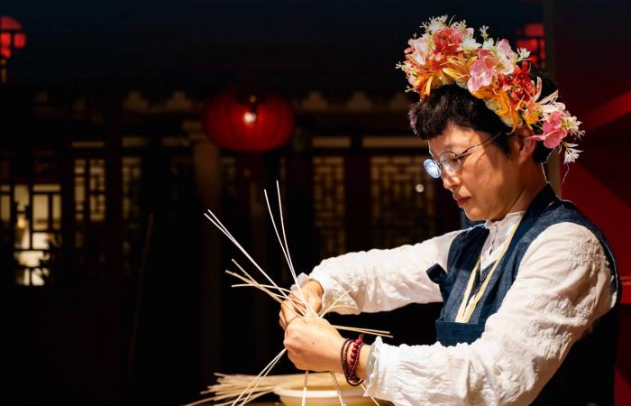 «بين
      ثقافتين»
      يَعبر
      الحدود
      ويبرز
      تنوع
      الثقافتين
      السعودية
      والصينية
      تحت
      سقف
      واحد