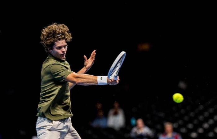 مهرجان
      الإبل:
      ابن
      سمار
      ينتزع
      «الأول»
      في
      شوط
      بيرق
      الموحد
      «شعل»