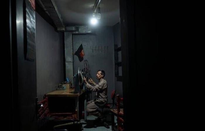 سينما
      عتيقة
      في
      كابل
      تسقط
      أخيراً
      تحت
      جرافات
      «طالبان»