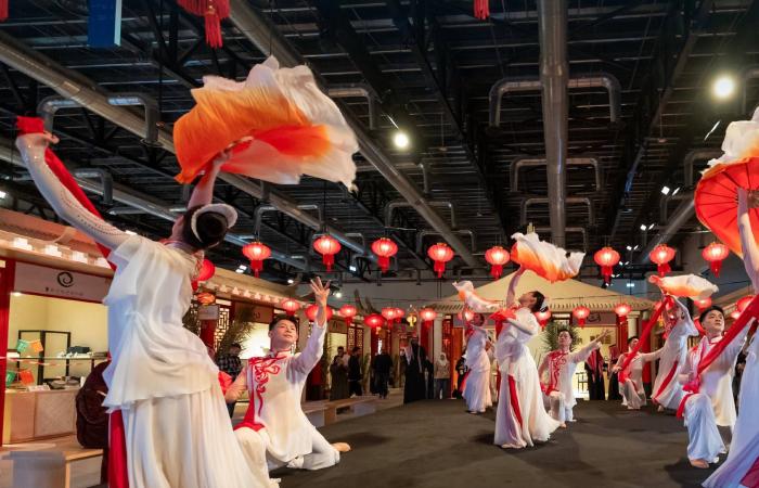 «بين
      ثقافتين»
      يَعبر
      الحدود
      ويبرز
      تنوع
      الثقافتين
      السعودية
      والصينية
      تحت
      سقف
      واحد