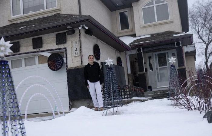 Beloved
      Regina
      Christmas
      light
      show
      to
      shine
      on
      after
      founder's
      sudden
      death