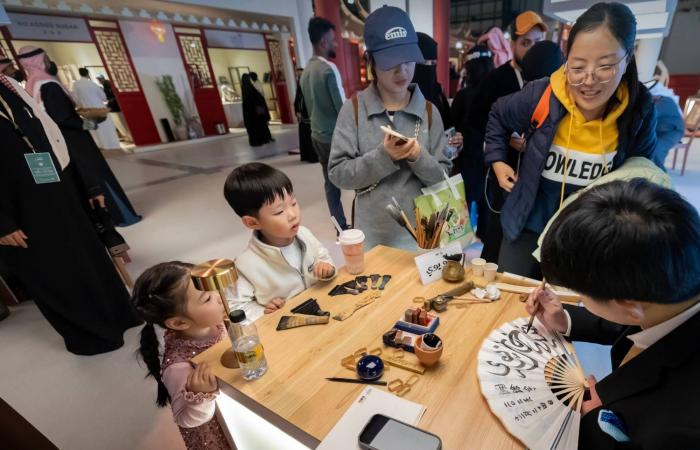 «بين
      ثقافتين»
      يَعبر
      الحدود
      ويبرز
      تنوع
      الثقافتين
      السعودية
      والصينية
      تحت
      سقف
      واحد