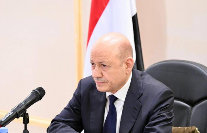 العليمي
      يطلب
      تدخل
      تحالف
      دعم
      الشرعية
      عسكرياً
      لحماية
      حضرموت