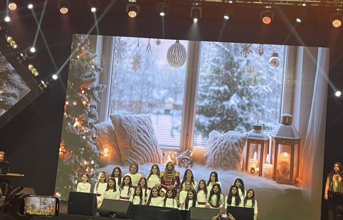 تانيا
      قسيس
      تحتفل
      بالميلاد
      في
      «بيروت
      هول»
      بحضور
      السفير
      الفرنسي