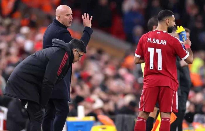 مدرب ليفربول يكشف آخر تطورات أزمته مع محمد صلاح