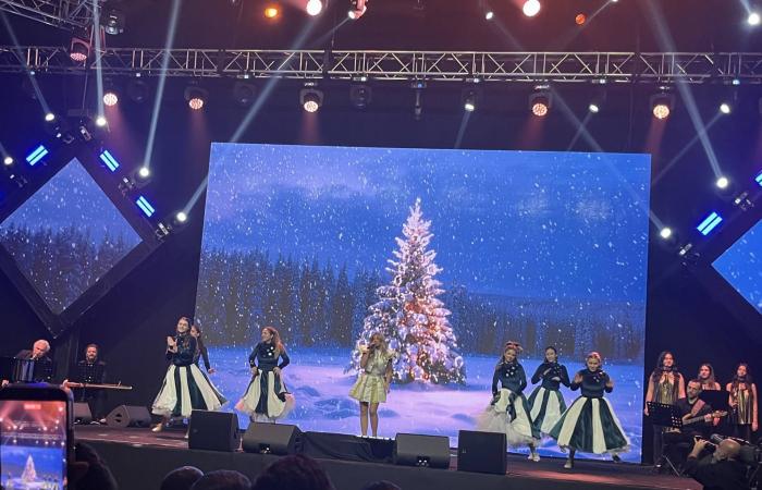 تانيا
      قسيس
      تحتفل
      بالميلاد
      في
      «بيروت
      هول»
      بحضور
      السفير
      الفرنسي