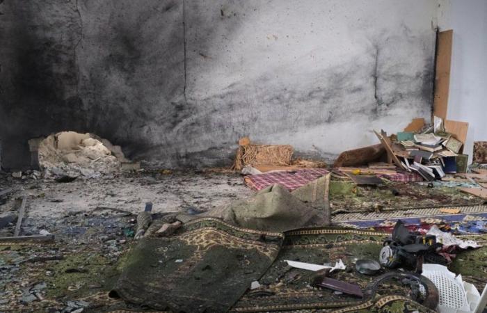 مقتل 3 وإصابة 5 في انفجار داخل مسجد بمدينة حمص وسط سوريا