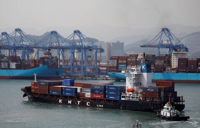 اليابان
      تقترح
      إنفاقاً
      قياسياً
      في
      الموازنة
      مع
      كبح
      إصدار
      الديون
      الجديدة