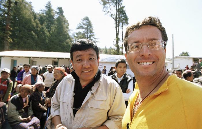 لقّب بـ"إله البصر".. ما قصة طبيب العيون النيبالي الذي عالج أكثر من 100 ألف شخص؟