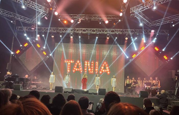 تانيا
      قسيس
      تحتفل
      بالميلاد
      في
      «بيروت
      هول»
      بحضور
      السفير
      الفرنسي