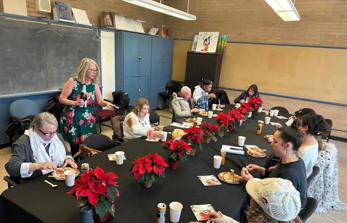 Calgary
      charities
      cut
      food
      hampers
      in
      favour
      of
      gift
      cards,
      free
      markets