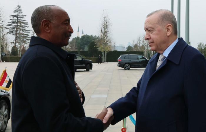 السودان.. فيديو تحية مختلفة من البرهان لرئيس استخبارات تركيا وكلمات عربية بحديث مع أردوغان