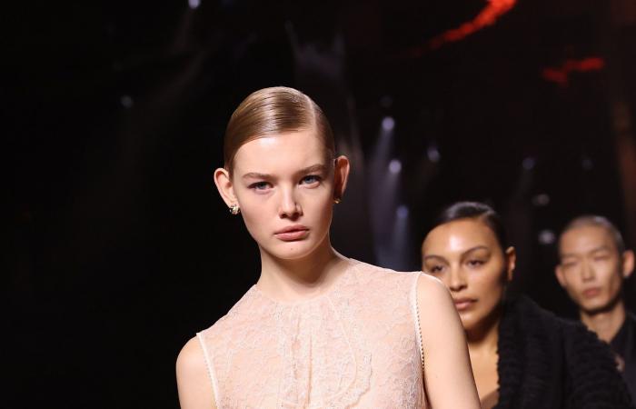 من البراءة إلى الإثارة.. لماذا نرتدي الدانتيل؟