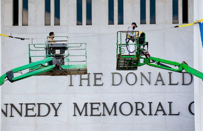 بسبب إضافة اسم ترامب.. إلغاء حفل في مركز كينيدي بعد قرار بتغيير اسمه