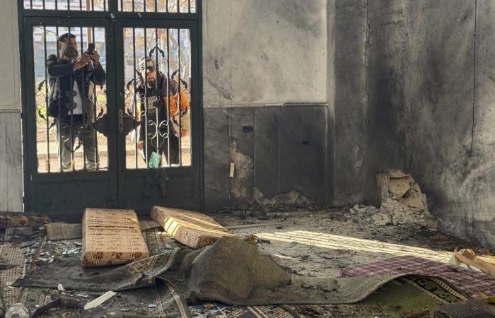 سوريا.. تفاصيل وحصيلة جديدة لضحايا انفجار مسجد الإمام علي بحمص والسلطات تحقق في "جريمة إرهابية"