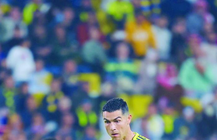 الاتفاق
      يفتح
      باب
      الدوري
      السعودي
      أمام
      «الولد
      المشاغب»