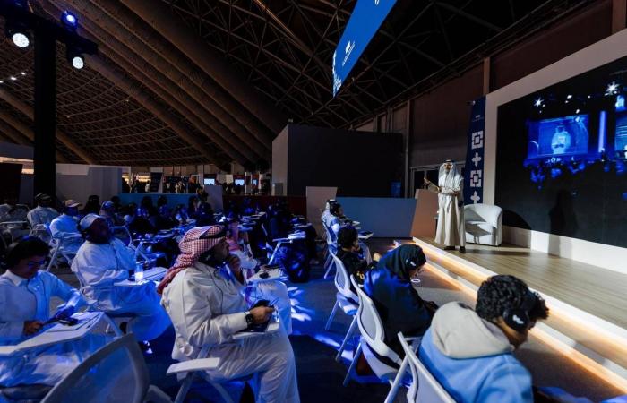 رئيس
      هيئة
      الأدب
      والنشر
      لـ«الشرق
      الأوسط»:
      المملكة
      تتحول
      لمركز
      جذب
      مهني
      للناشرين
      والمؤلفين