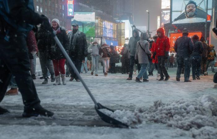 عاصفة
      شتوية
      تُلغي
      مئات
      الرحلات
      الجوية
      في
      الولايات
      المتحدة
