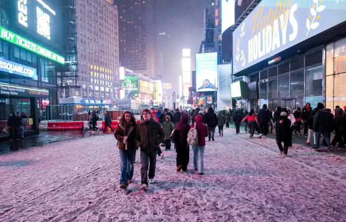 عاصفة
      شتوية
      تُلغي
      مئات
      الرحلات
      الجوية
      في
      الولايات
      المتحدة
