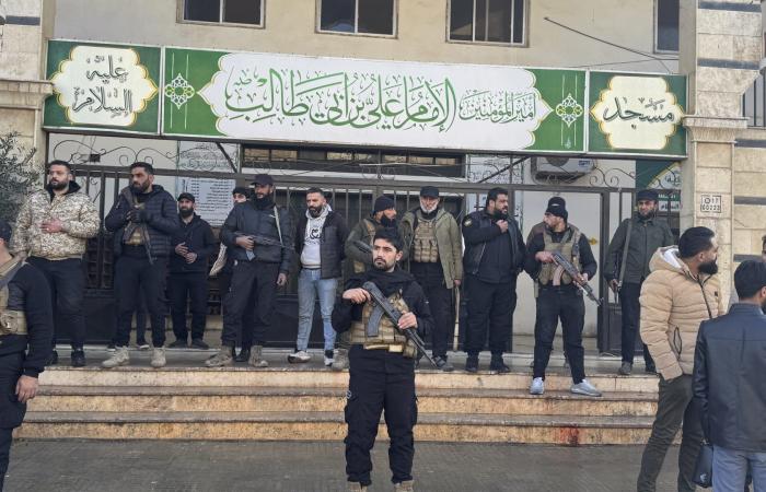 مقتدى الصدر يوجه "نصيحة وتحذيرا" للحكومة السورية بعد تفجير مسجد الإمام علي في حمص