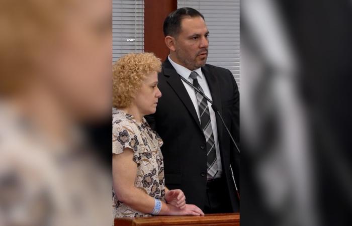 أم متهمة بقتل ابنتها بوحشية تدفع ببرائتها أمام القاضي.. شاهد رد الفعل داخل المحكمة