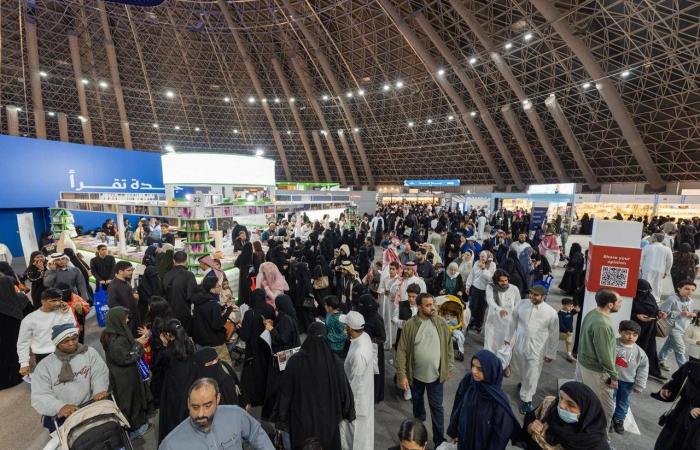 رئيس
      هيئة
      الأدب
      والنشر
      لـ«الشرق
      الأوسط»:
      المملكة
      تتحول
      لمركز
      جذب
      مهني
      للناشرين
      والمؤلفين