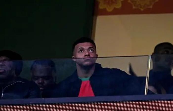 مبابي يحضر مباراة المغرب ضد مالي مرتديا قميص حكيمي