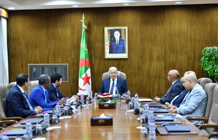 الجزائر
      تضيّق
      الخناق
      على
      «ماك»
      بعد
      إعلان
      «دولة
      القبائل
      المستقلة»