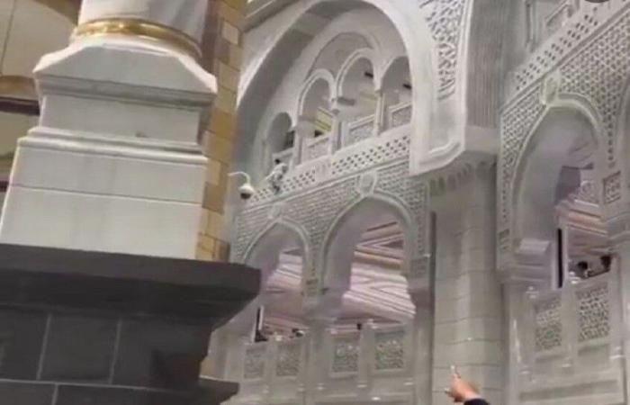فيديو من زاوية جديدة للحظة قيام معتمر بإلقاء نفسه من الأدوار العلوية للحرم المكي