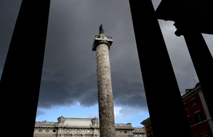 عمود روماني قديم يخضع لعملية ترميم عالية التقنية باستخدام بالليزر