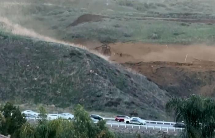 انهيار طيني وانفجار غاز طبيعي جنوب كاليفورنيا يتسبب بإغلاق طريق سريع وبقاء السكان بالمنازل